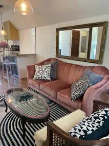 Pink, penthouse pied-à-terre with private deck - Image 3