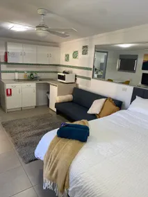 Self Contained Backyard Studio Guesthouse(1 night) - Image 3