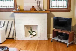 Cozy and Character-Rich Chicago Style, Tv 42-2 - Image 2