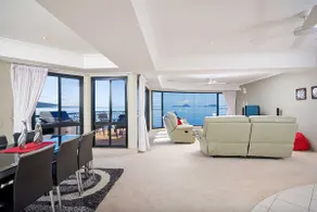 Seaside Splendour waterfront apartment - Image 3