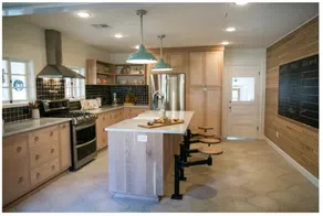 The Baby Blue Cottage - Fixer Upper, Season 3 - Image 3