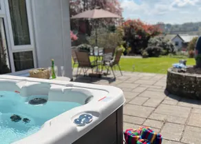 Spacious home with hot tub, lovely garden & views - Image 4
