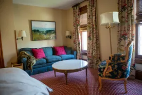 TheLegacyHouse2: Downtown Historic 2nd Floor Suite - Image 3