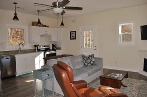 Treetops in North Asheville - Private & Convenient - Image 4