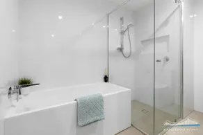 Spacious Three Bedroom Unit with Parking & Wifi - Image 3