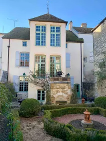 18th century house and its topiary garden - Image 2