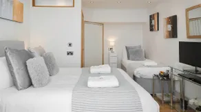Architect Designed Luxury 2 BEDROOM\n5 STAR SUITE - Image 5
