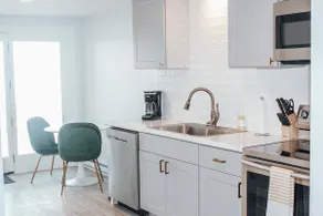 Modern Chic 1-BR Unit in the Cottages on James - Image 2