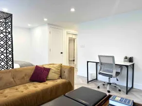 Urban Executive Suite – Steps to the Lake - Image 4