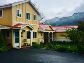 The Holiday House - Image 4