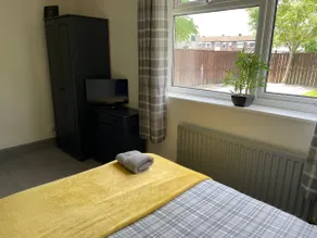 Rowan Place 5 Bedroom Off Street Parking Accommodation - Image 2
