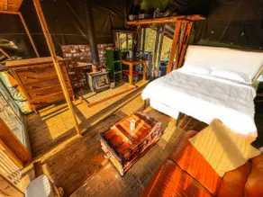 Hilltop Lodge off-grid cabin - Image 5