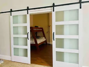 Spacious Modern Suite Overlooking Campus - Image 3