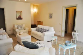 Elegant seafront villa with garden - Image 4