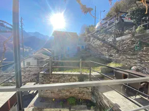 House surrounded by greenery in the heart of Calezzo - Image 3