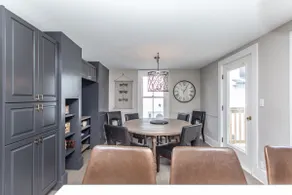 UPSCALE DOWNTOWN CHARM BY SHAW HIGH QUALITY BEDS - Image 3