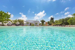 Villa adaptée aux familles avec jacuzzi, jardin et piscine privée | Vue jardin | Adaptée au travail à distance - Image 2