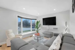 3BR Bungalow | North-Central Peterboro | Sleeps 8 - Image 2