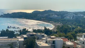 Vouliagmeni Bay Stylish house with private garden - Image 3