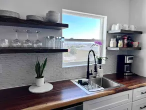 Hilltop Hideaway w/Jacuzzi, King Bed, close2 DTown - Image 3