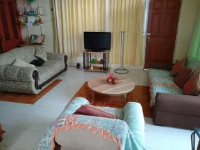 2 bedrooms, top floor, parking, garden. - Image 2