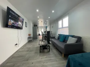 Spacious 5 Bedroom House - 2 Bath - City Centre - Free Parking - Image 2