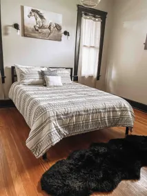 Made to entertain! Close to downtown with a view! - Image 4