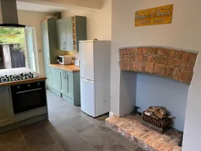 5 bedroom house with secure grounds - Image 3