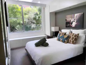 Stylish Harbourside Apartment in Elizabeth Bay - Image 4