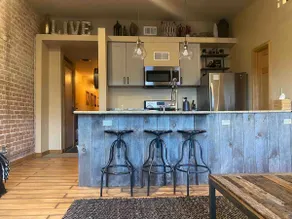 Loft on (F) St! 2 blocks to river! *No pet fee - Image 3