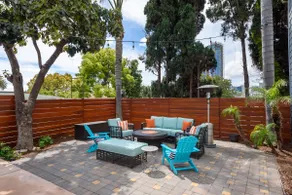 Urban Chic 2 bedroom, BLOCKS from PETCO! W/parking - Image 3