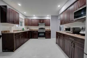 Cheerful 3 bdrm home w/ Parking and large backyard - Image 2