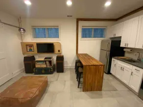 JUST LIKE HONEY - Hip 70s Vibe - No Cleaning Fee! - Image 4