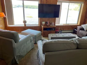 Lakeside house with a separate bunkhouse - Image 5