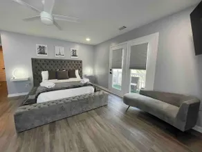 Luxury Modern Townhome Downtown (3 Levels) - Image 3