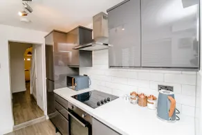 New city house, great location - with parking - Image 4