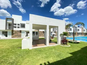 House in front of a beautiful pool - Image 5