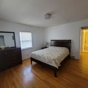 SU/Westcott location! Townhouse w/ onsite parking - Image 5