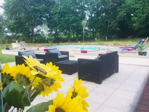 Idyllic setting with large private pool - Image 4