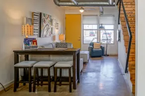 Urban! Art! 1bd1ba Condo near Old Town/Sawmill - Image 2