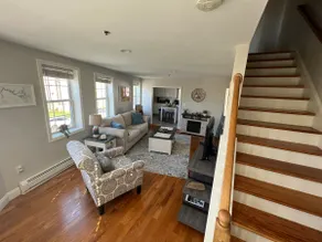 Downtown Newburyport, Bright and Sunny 2 Bedroom - Image 3