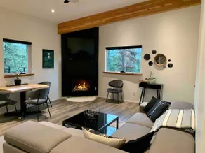 The Treehouse Suite with a roof top jacuzzi hot tub. Private and Quiet. - Image 2