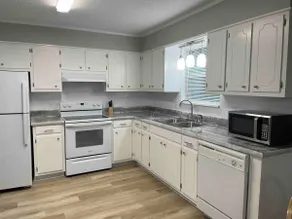609-   Beautiful Duplex Minutes from the Hospital! - Image 2