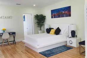 Miami Skyline Luxury Suite With Private Patio and Parking . - Image 2