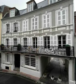 Number 5 – Stylish 2-bedroom apartment in the heart of Trouville - Image 3