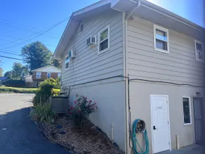 475 Lovely 2 bedroom unit with free parking - Image 2