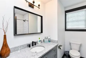 5 Minutes to Downtown + Pet Friendly + King Bed! - Image 5