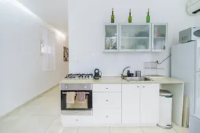 Chic & Cozy 2BR in Ben Yehuda - Image 5
