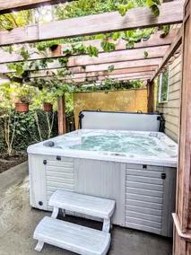 Urban Entertainer / Hot Tub - Image 2