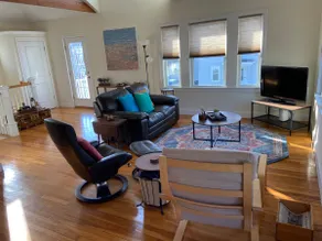 Sunny, new, spacious 2-BR condo, with parking - Image 4